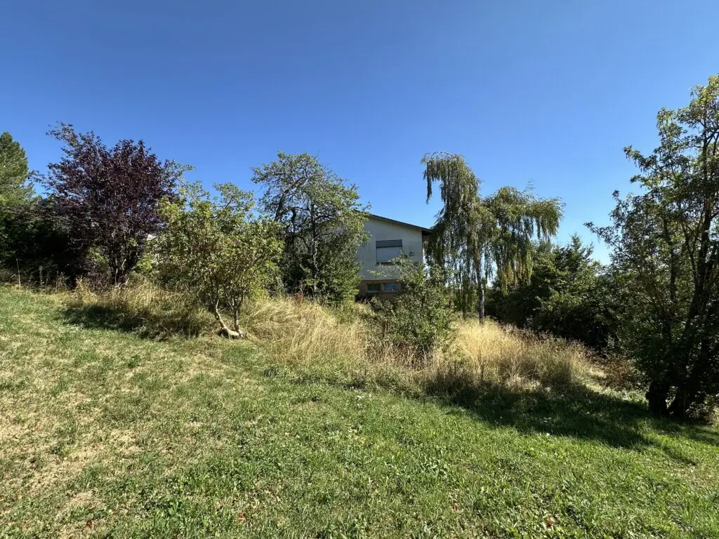 Villa individuelle située sur les hauteurs avec vue dégagée
